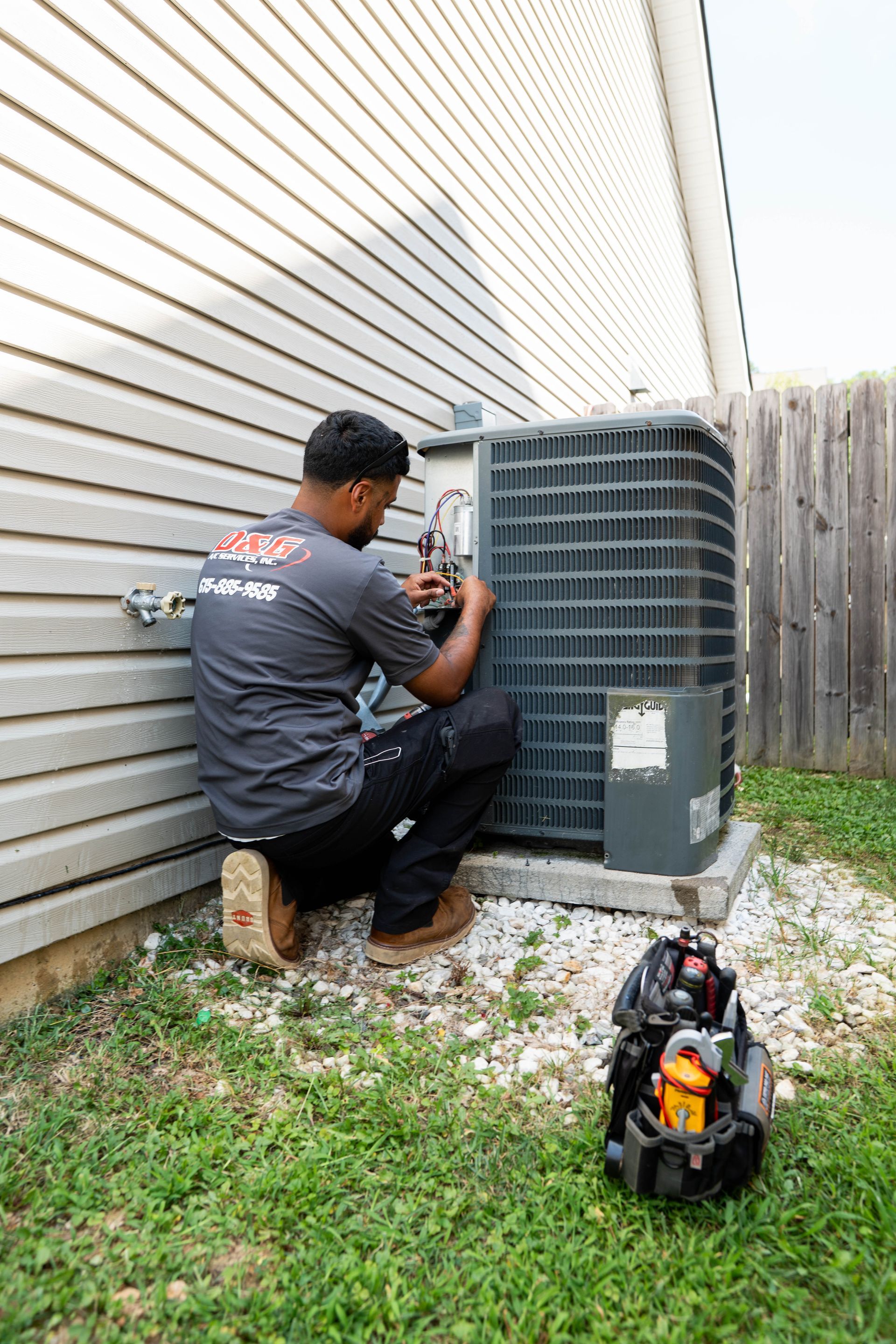 D&G technician working on an outdoor air conditioning condenser